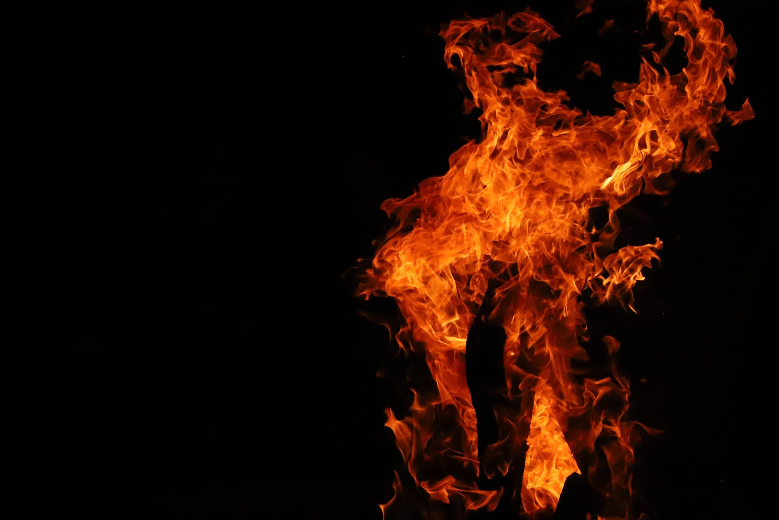 Eine Flamme auf dunklem Hintergrund.