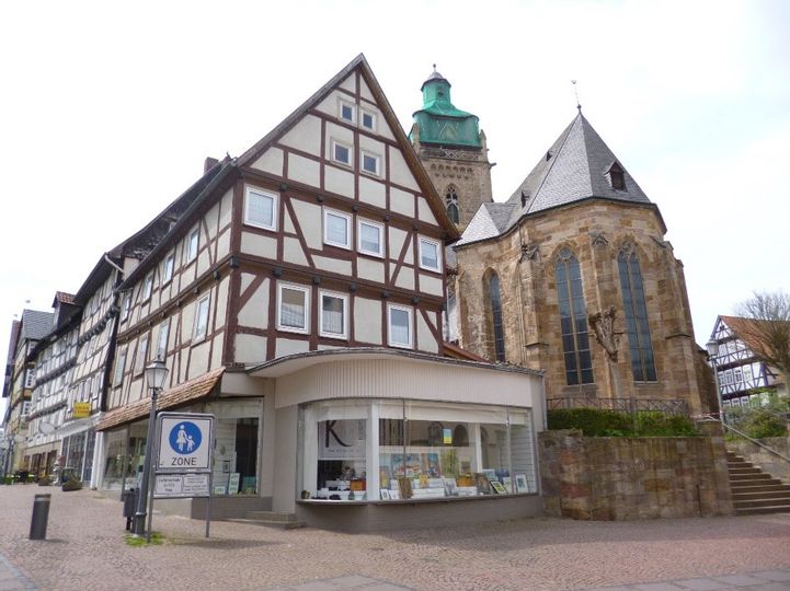 Blick auf die Läden der Altstadt. Rechts daneben, der hintere Teil der Stadtkirche.