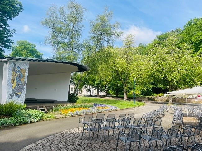 Blick auf den Musikpavillon an der Wandelhalle Bad Wildungen mit leeren Stühlen davor ohne Band.