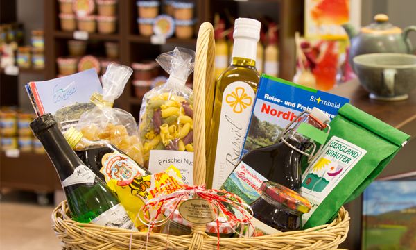 Nahaufnahme eines Geschenkkorbs aus dem Regionalladen in Bad Wildungen mit Ölen, Nudeln, Tee und mehr.