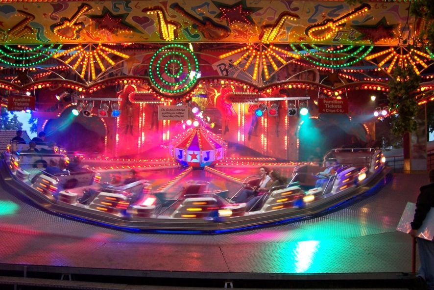 Nahaufnahme eines bunten Karussells auf dem Viehmarkt in Bad Wildungen.