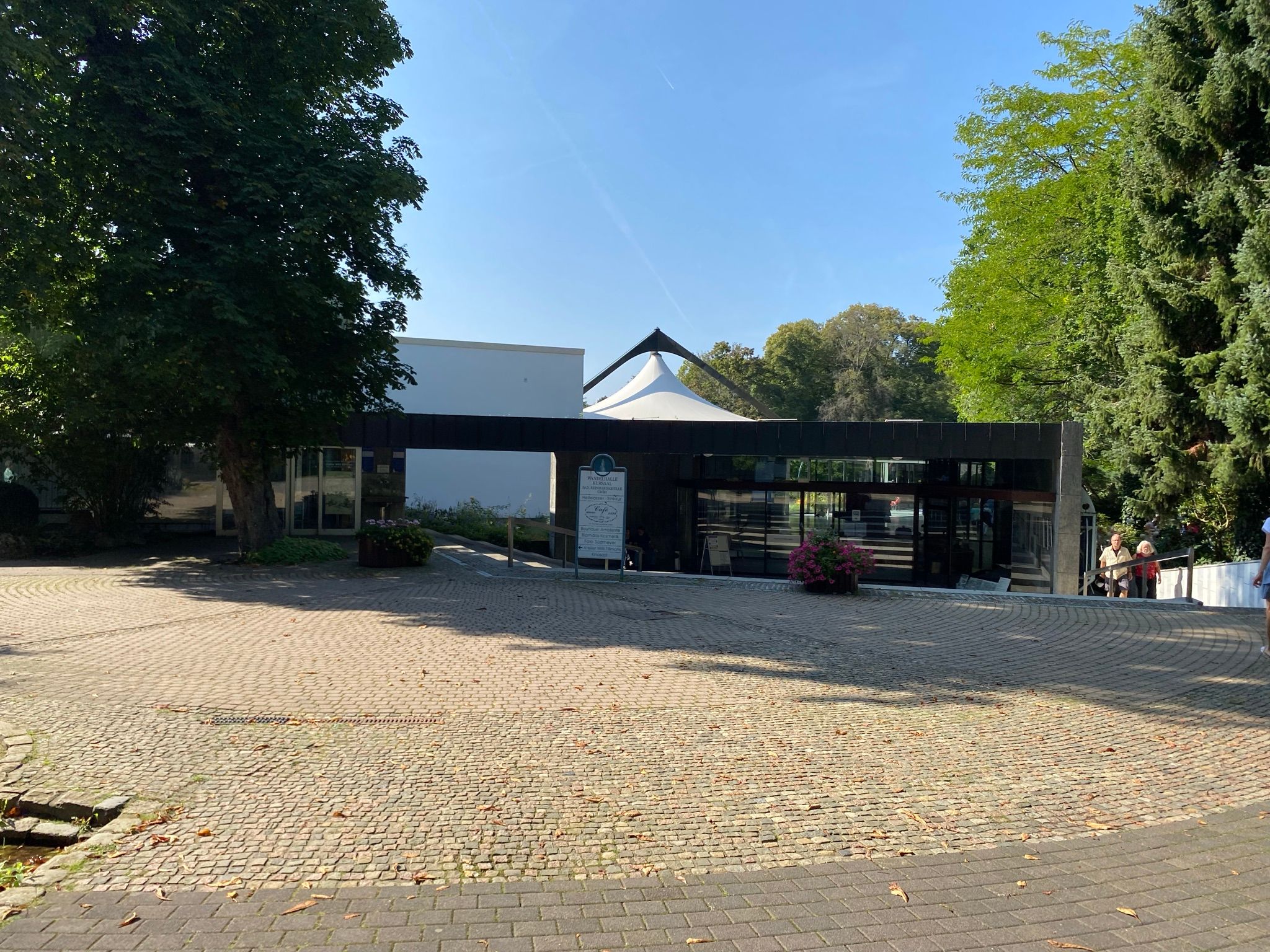 Blick auf die Wandelhalle Reinhardshausen bei sonnigem Wetter.