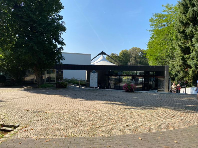 Blick auf die Wandelhalle Reinhardshausen bei sonnigem Wetter.