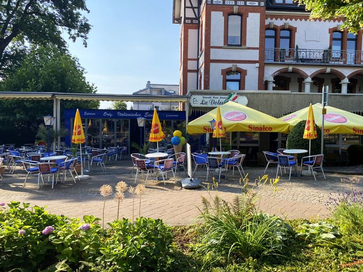 Außenansicht des Eingangsbereichs und der Terrasse des Eiscafés LaDolceVita