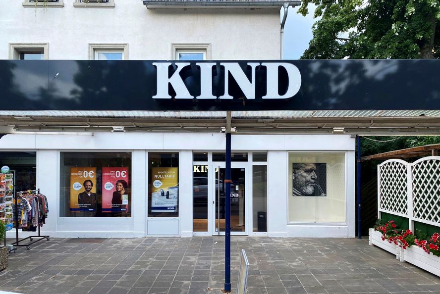 Außenansicht des Eingangs von KIND Hörgeräte