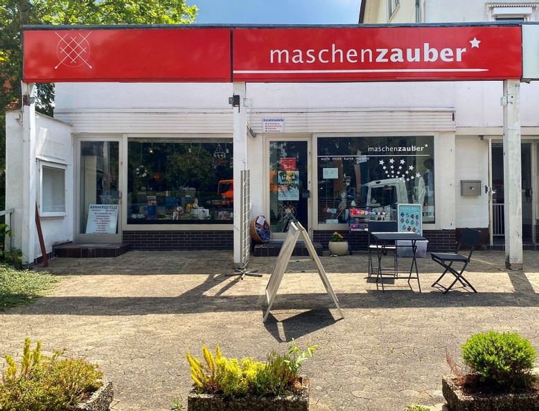 Außenansicht des Eingangs des Geschäfts Maschenzauber.