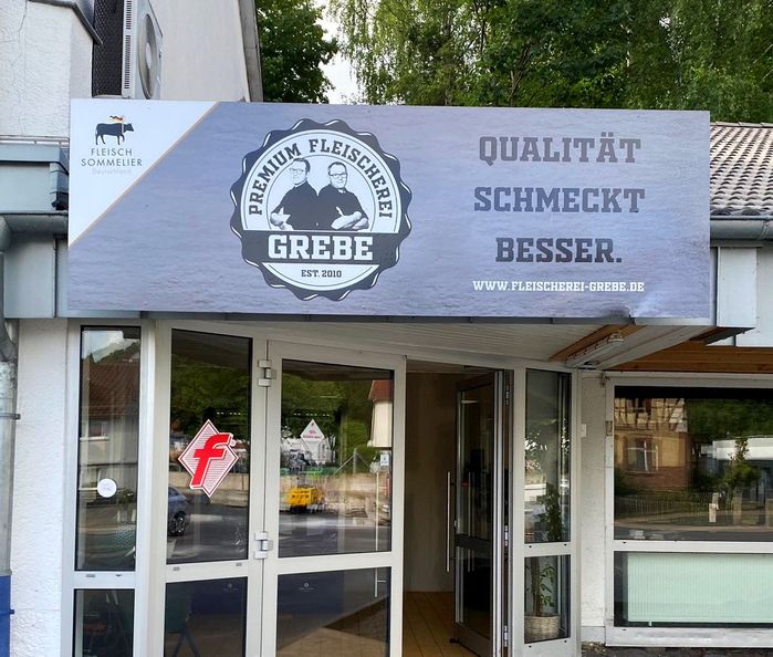 Außenansicht des Eingangs der Fleischerei Grebe.