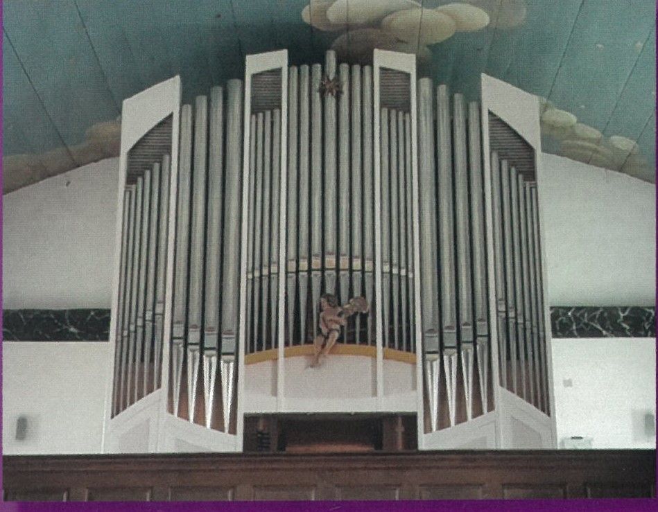 Nahaufnahme der Orgel aus der Philipp-Nicolai-Kirche. Oben an der Orgel ist mittig ein Stern zu sehen und unten ein Engel.