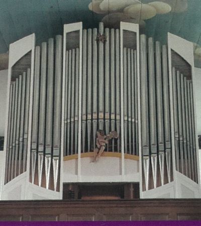 Nahaufnahme der Orgel aus der Philipp-Nicolai-Kirche. Oben an der Orgel ist mittig ein Stern zu sehen und unten ein Engel.