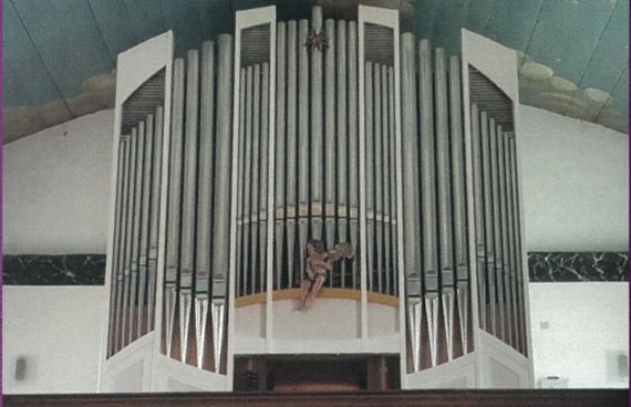 Nahaufnahme der Orgel aus der Philipp-Nicolai-Kirche. Oben an der Orgel ist mittig ein Stern zu sehen und unten ein Engel.