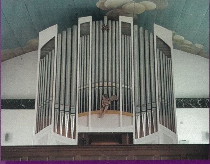 Nahaufnahme der Orgel aus der Philipp-Nicolai-Kirche. Oben an der Orgel ist mittig ein Stern zu sehen und unten ein Engel.
