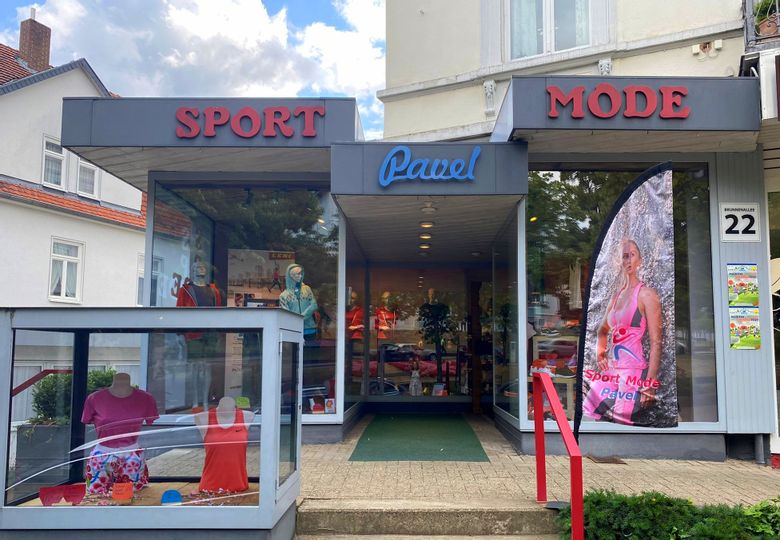Außenansicht des Eingangs von Sportmode Pavel.