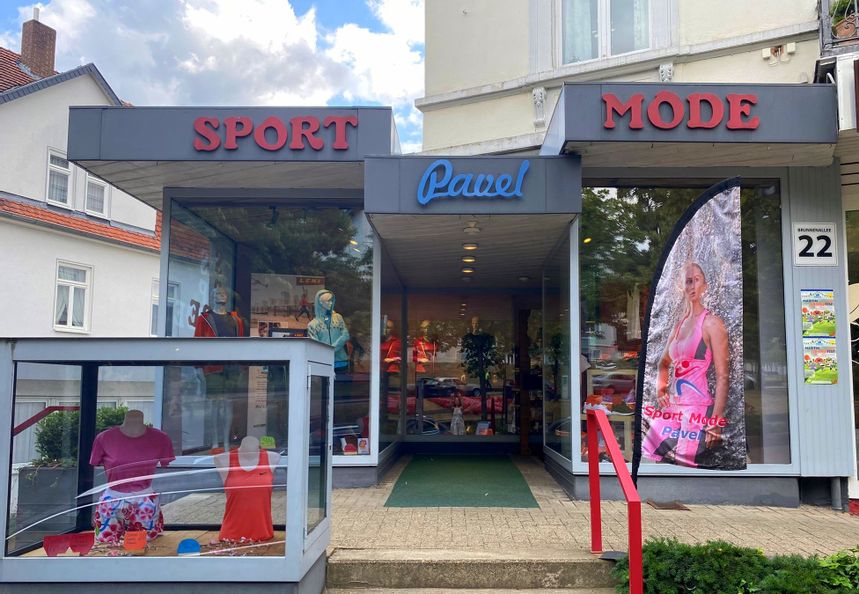 Außenansicht des Eingangs von Sportmode Pavel.