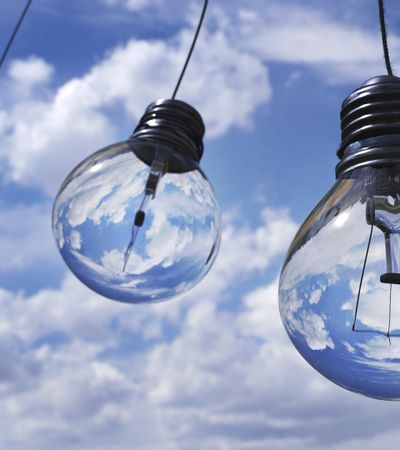 3 Glühbirnen hängen vom Himmel.