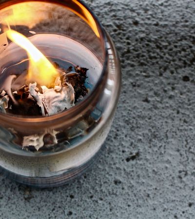 Eine Gedenkkerze die vor sich hin brennt.