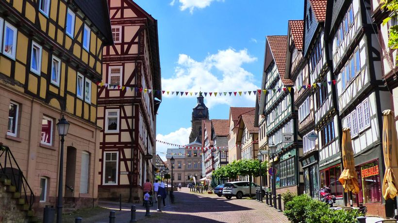 Blick entlang der Brunnenstraße in der Altstadt mit dem Blick auf die Stadtkirche und das Rathaus.