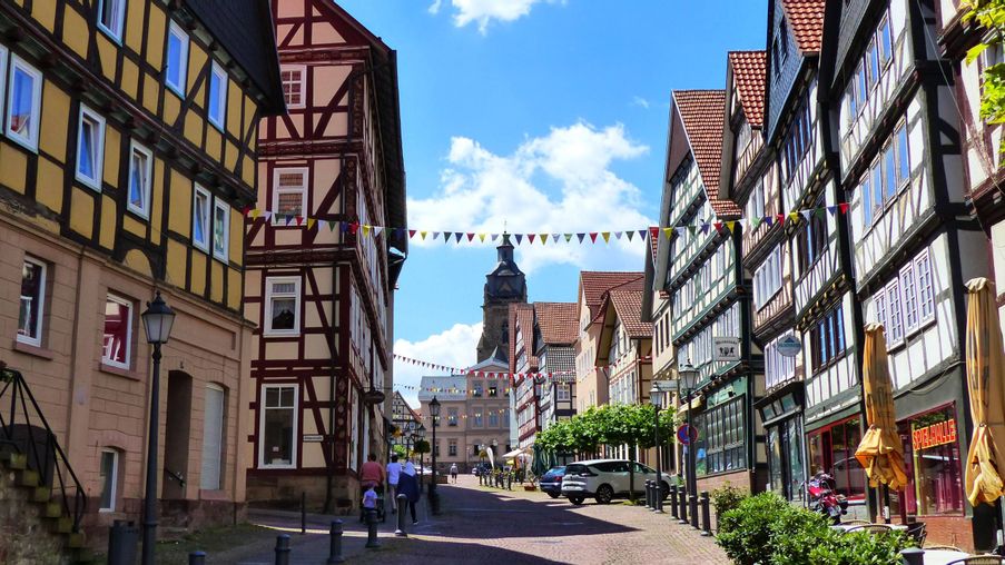 Blick entlang der Brunnenstraße in der Altstadt mit dem Blick auf die Stadtkirche und das Rathaus.
