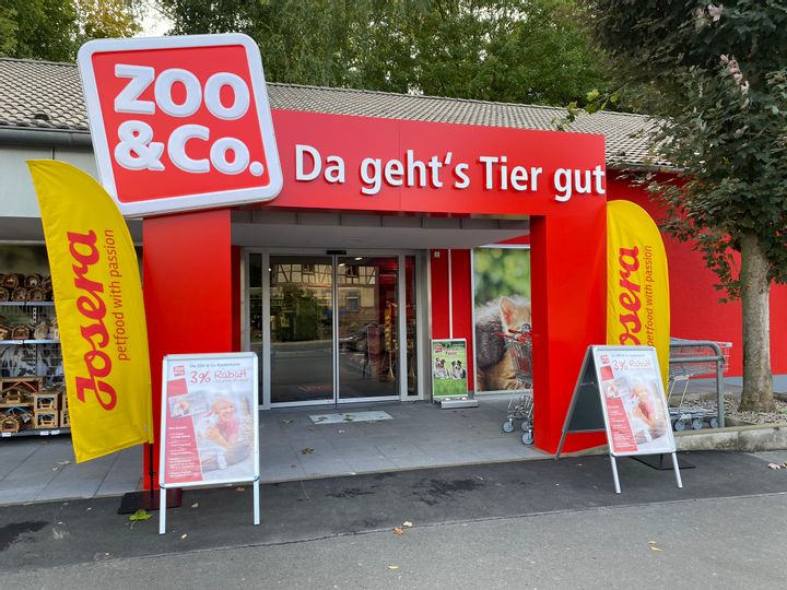 Außenansicht des Eingangs von Zoo und Co in Bad Wildungen