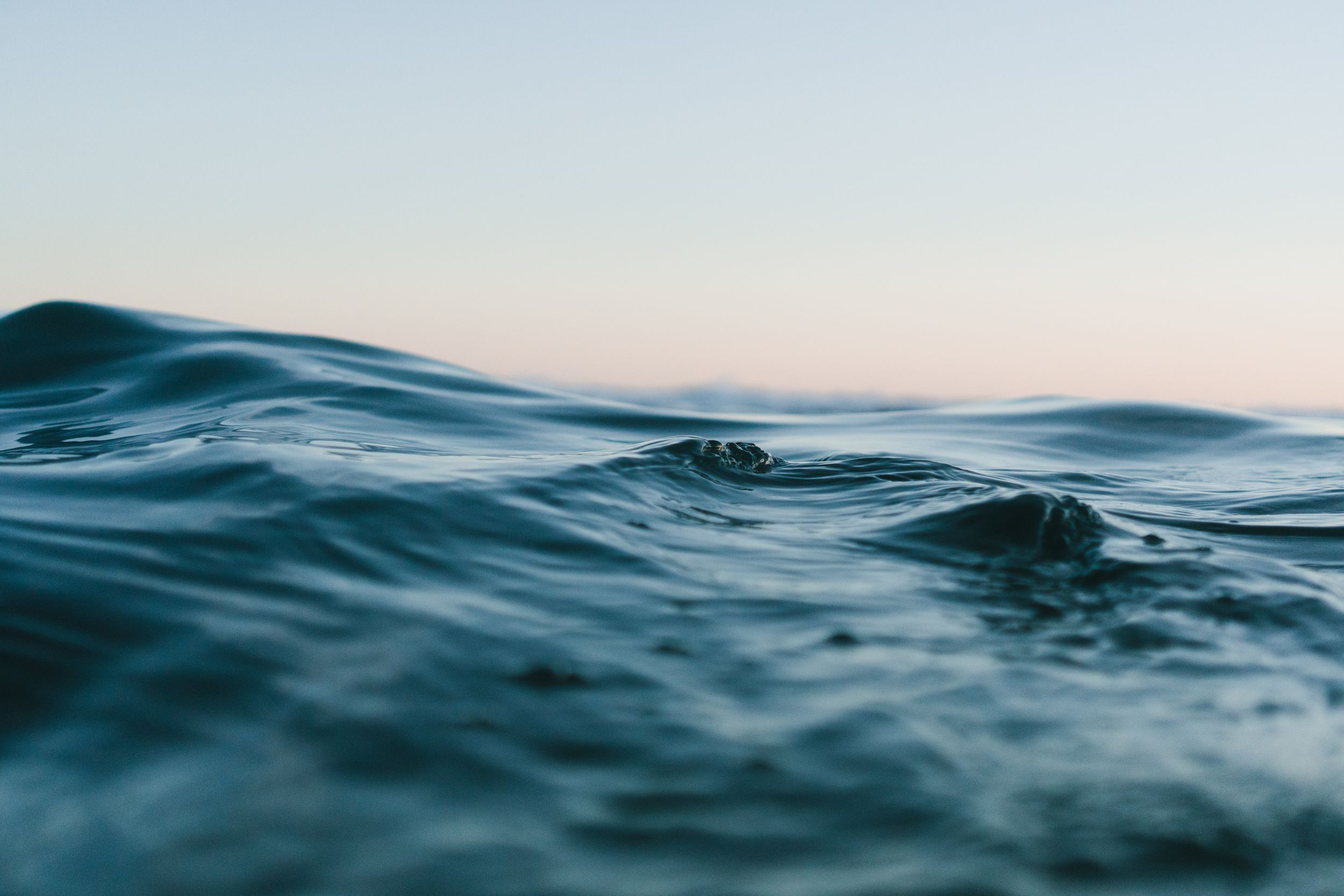 Nahaufnahme von wellenartigen Wasser
