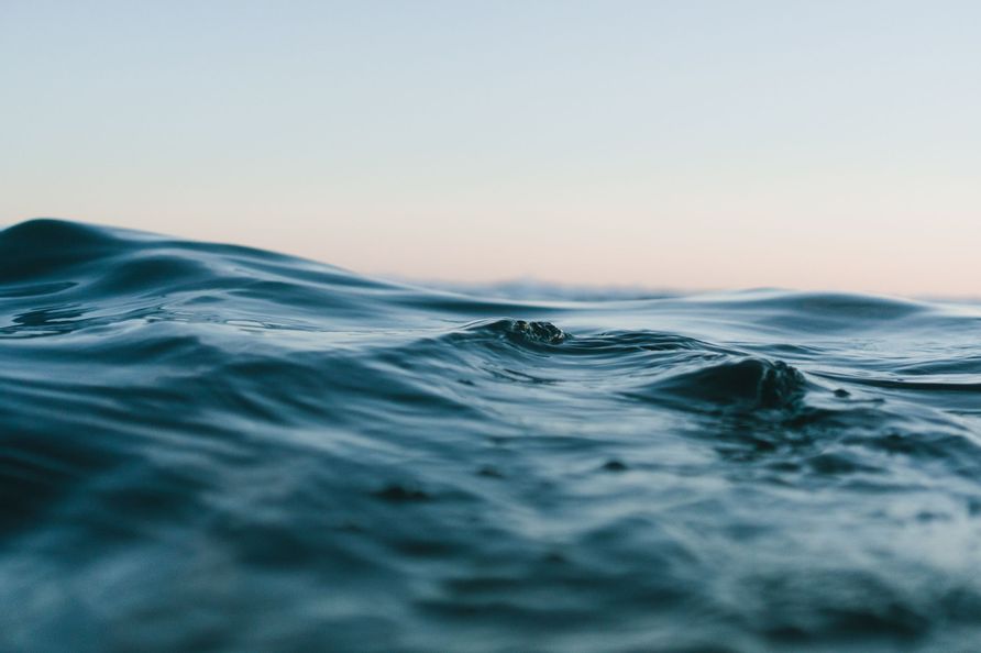 Nahaufnahme von wellenartigen Wasser