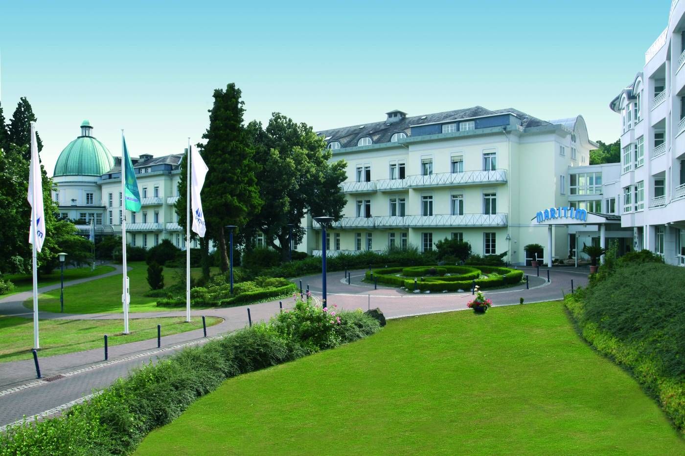 Blick auf das Maritim Hotel von Außen mit Grünanlagen