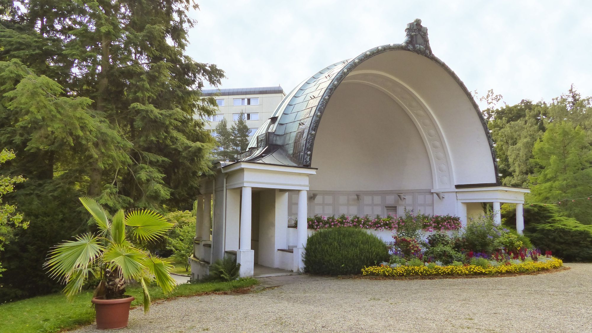 Blick auf die Musikmuschel vor dem Maritim Hotel mit Blumen und grünen Pflanzen drumherum.
