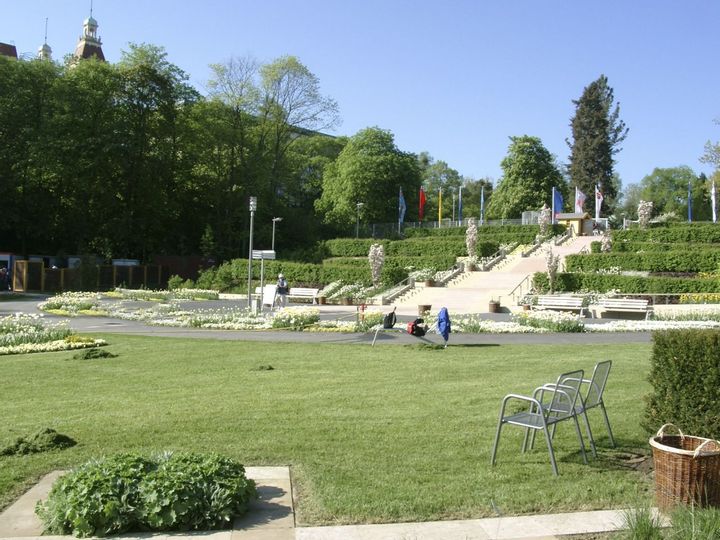 Blick auf die Sonnentreppe im Kurpark von unten mit grüner Wiese.