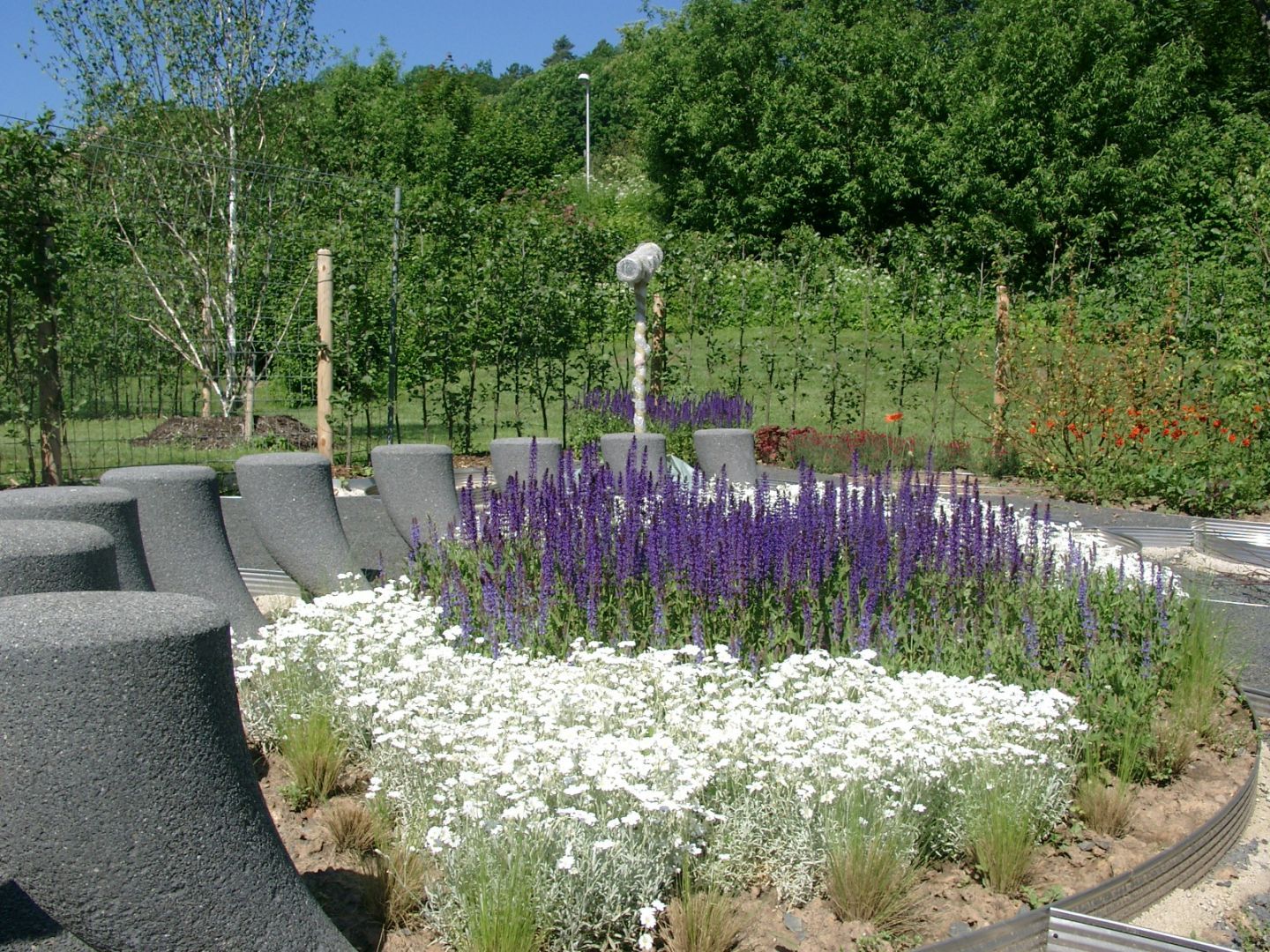 Bepflanzter sehenswerter Garten im Kurpark von Bad Wildungen in Kreisform.