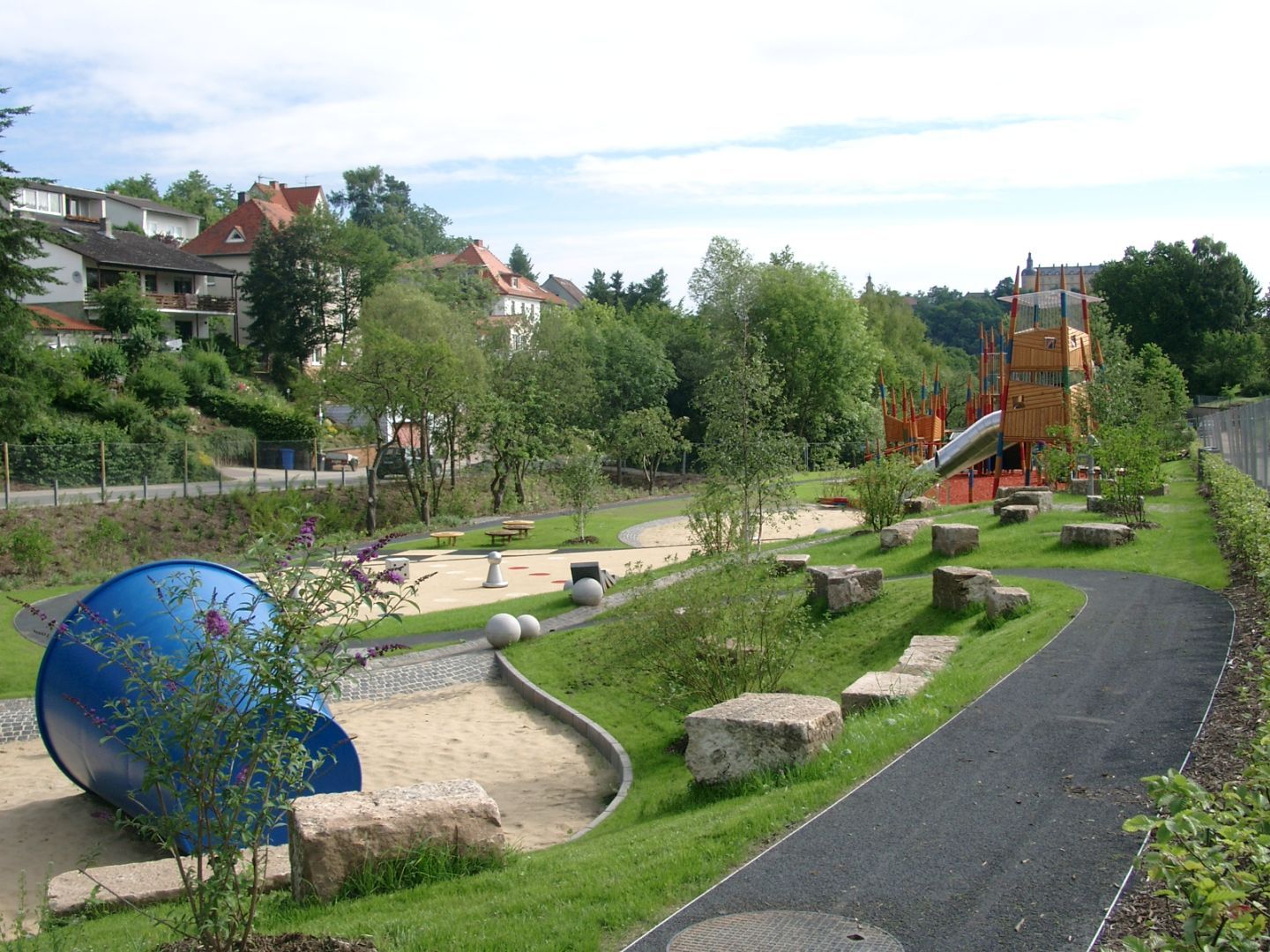 Blick auf den Spielplatz im Kurpark von Bad Wildungen