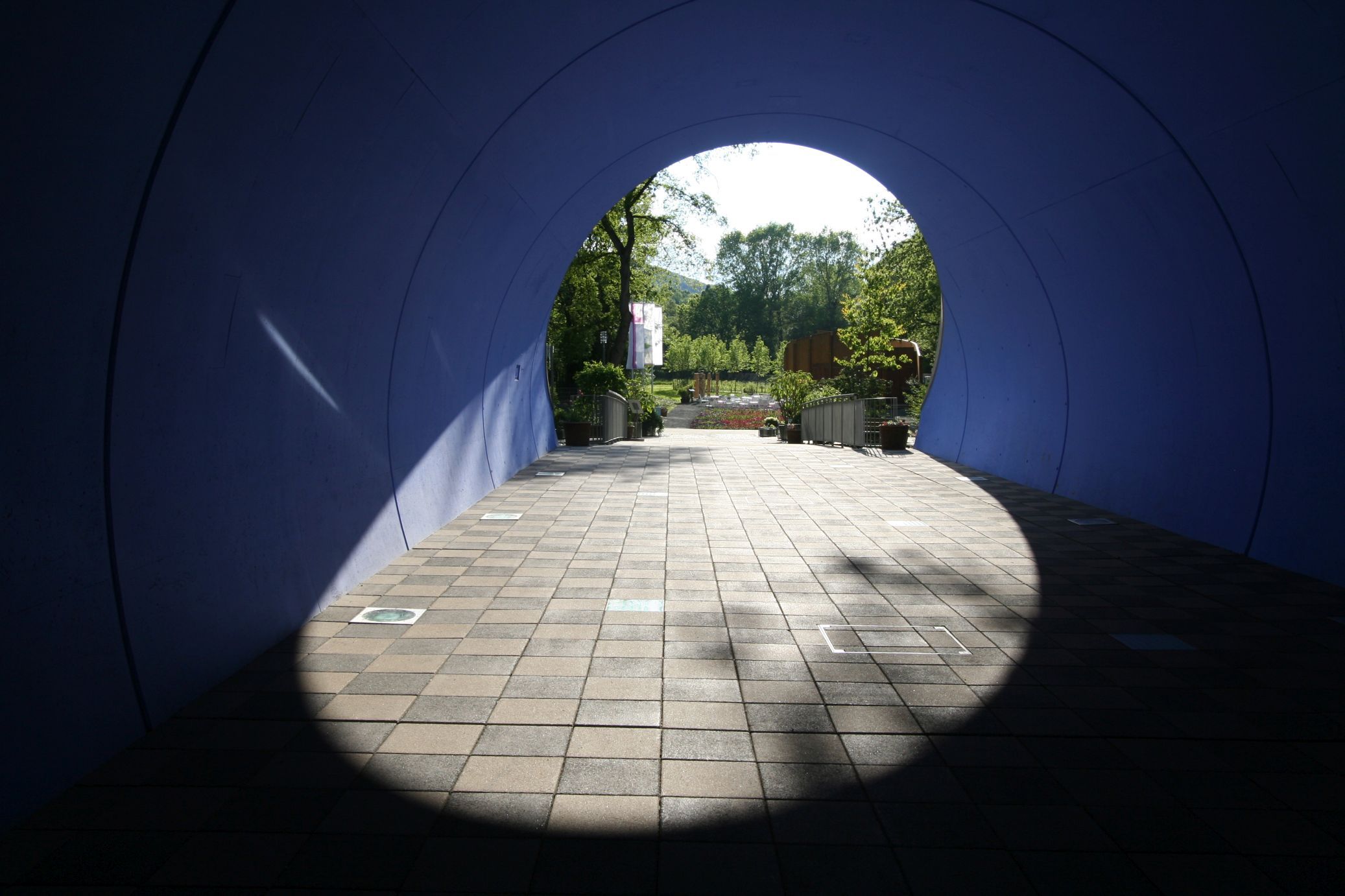 Blick in den blauen Quellentunnel im Kurpark von Bad Wildungen
