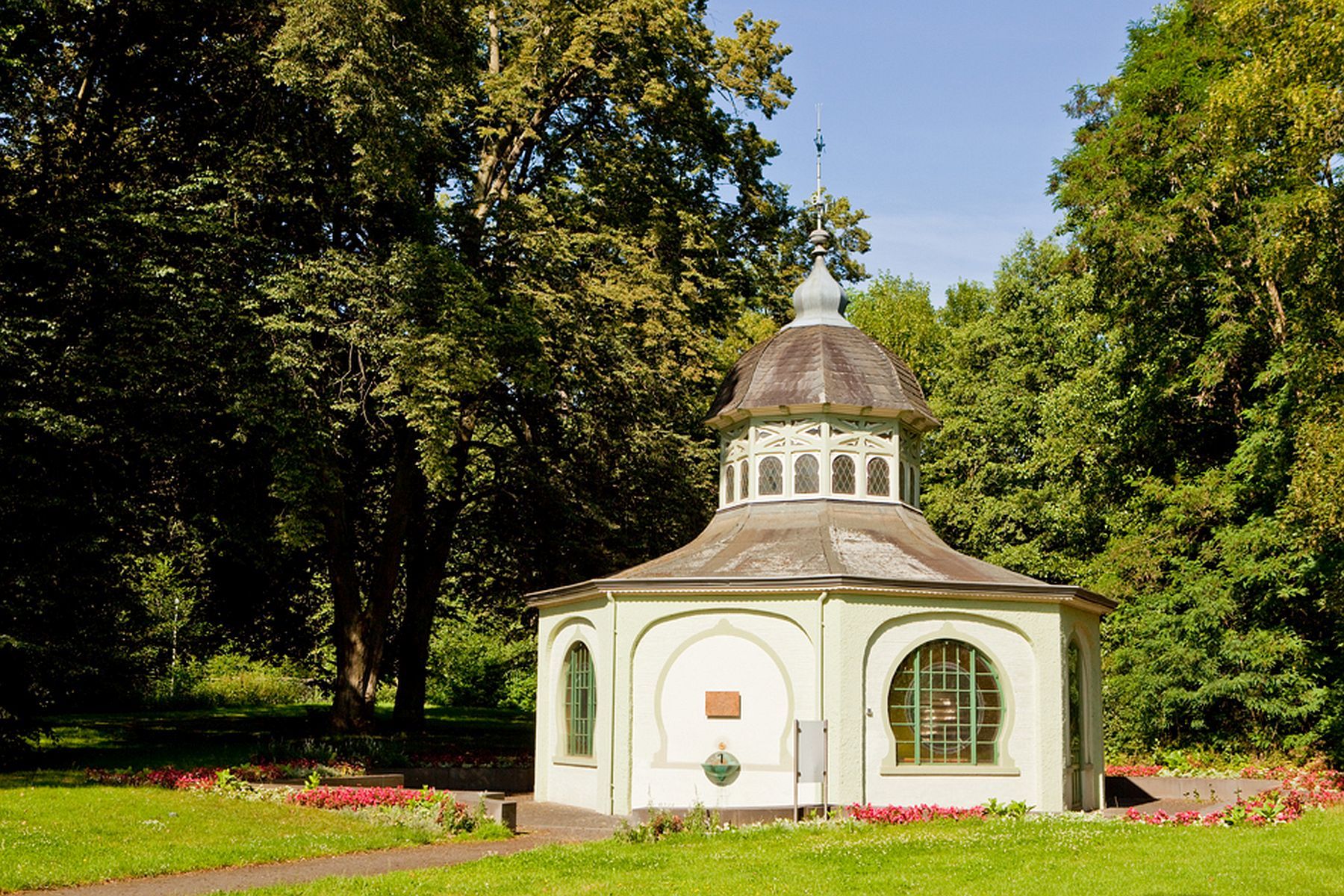 Pavillon der Königsquelle im Kurpark von Bad Wildungen