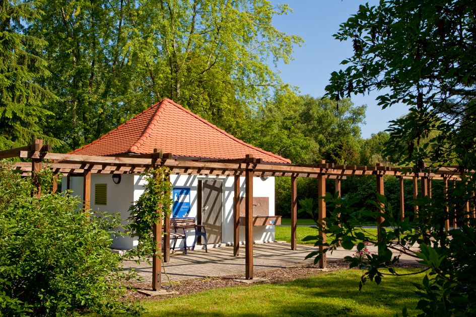 Prozessquelle von grünen Bäumen und Wieso umgeben im Kurpark Reinhardshausen