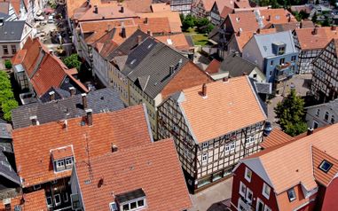 Blick aus der Luft auf die Bad Wildunger Altstadt bei einem sonnigen Tag