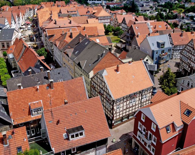 Blick aus der Luft auf die Bad Wildunger Altstadt bei einem sonnigen Tag