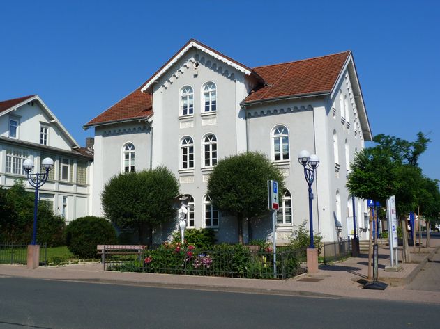 Außensicht des Gebäudes der Tourist-Information Bad Wildungens im Sommer bei blauem Himmel.