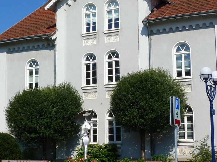 Außensicht des Gebäudes der Tourist-Information Bad Wildungens im Sommer bei blauem Himmel.