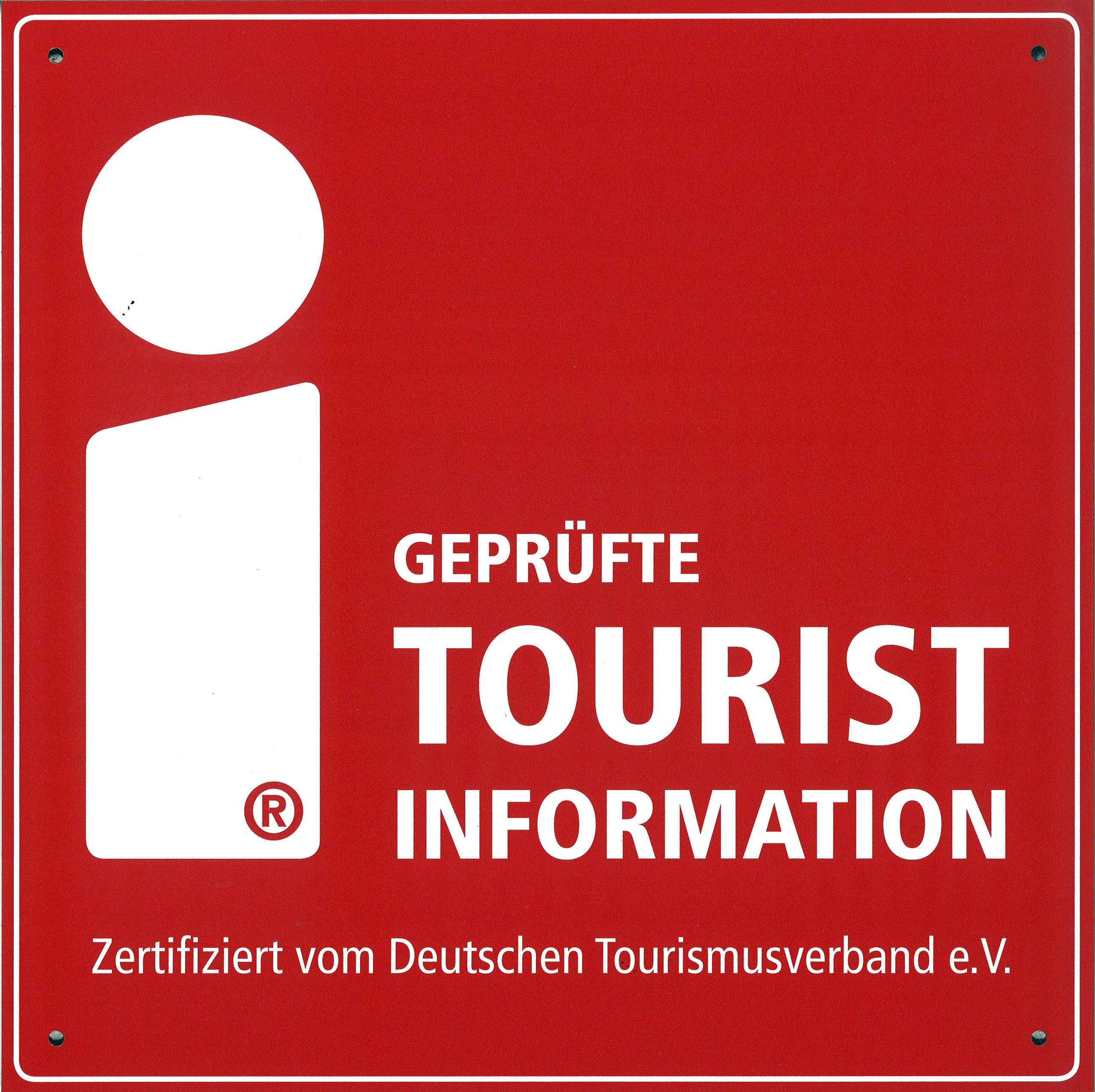 Ein Schild mit einem großen i. Daneben der Schriftzug "Geprüfte Tourist Information". "Zertifiziert vom Deutschen Tourismusverband e.V.".