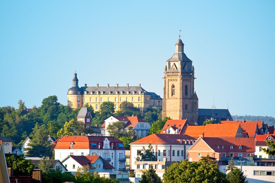 Blick auf das Schloss Friedrichstein, die Stadtkirche und einen Teil der Innenstadt bei sonnigem Wetter.