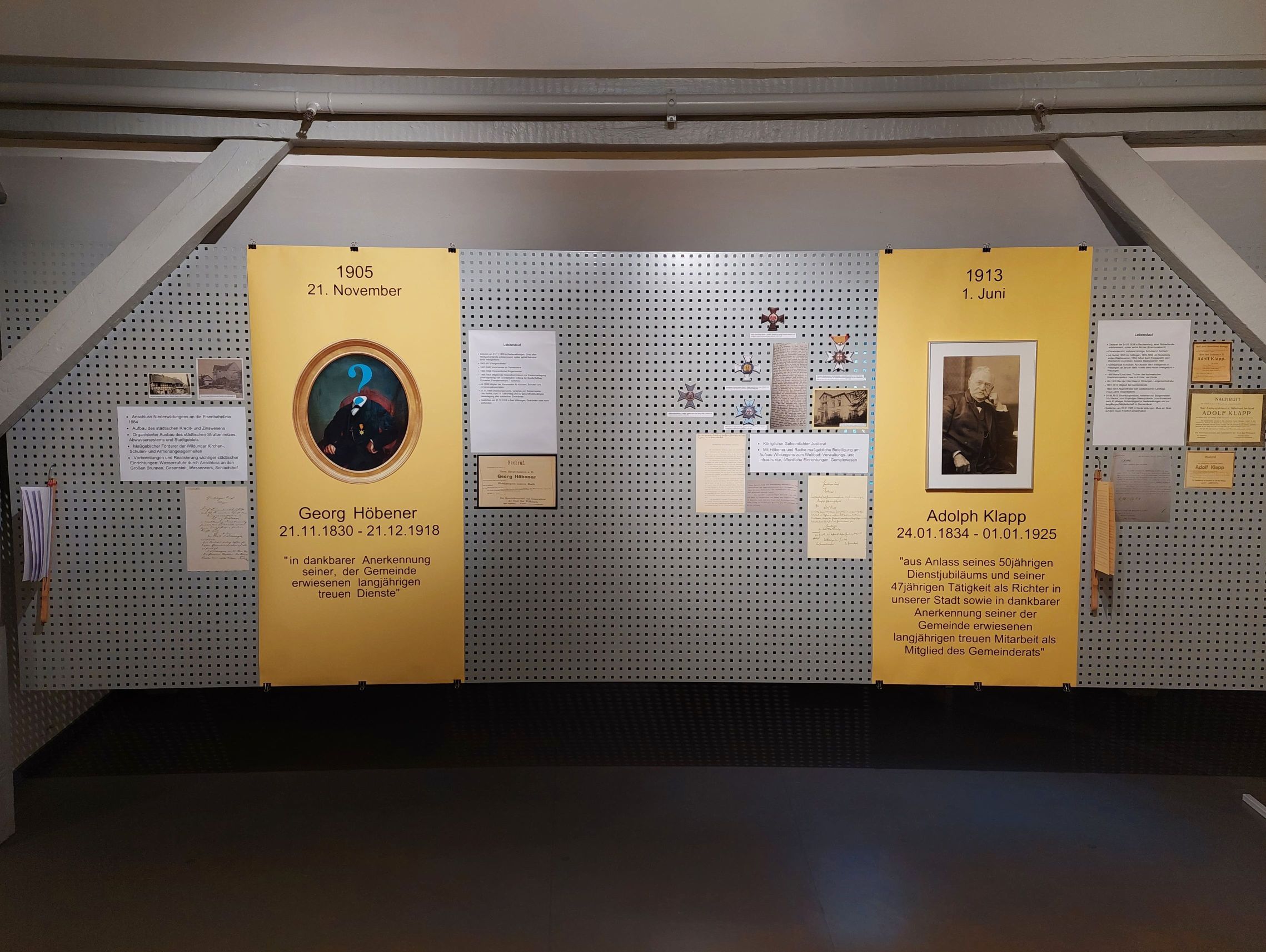 Blick in die Ausstellung Die Ehrenbürger Bad Wildungens.