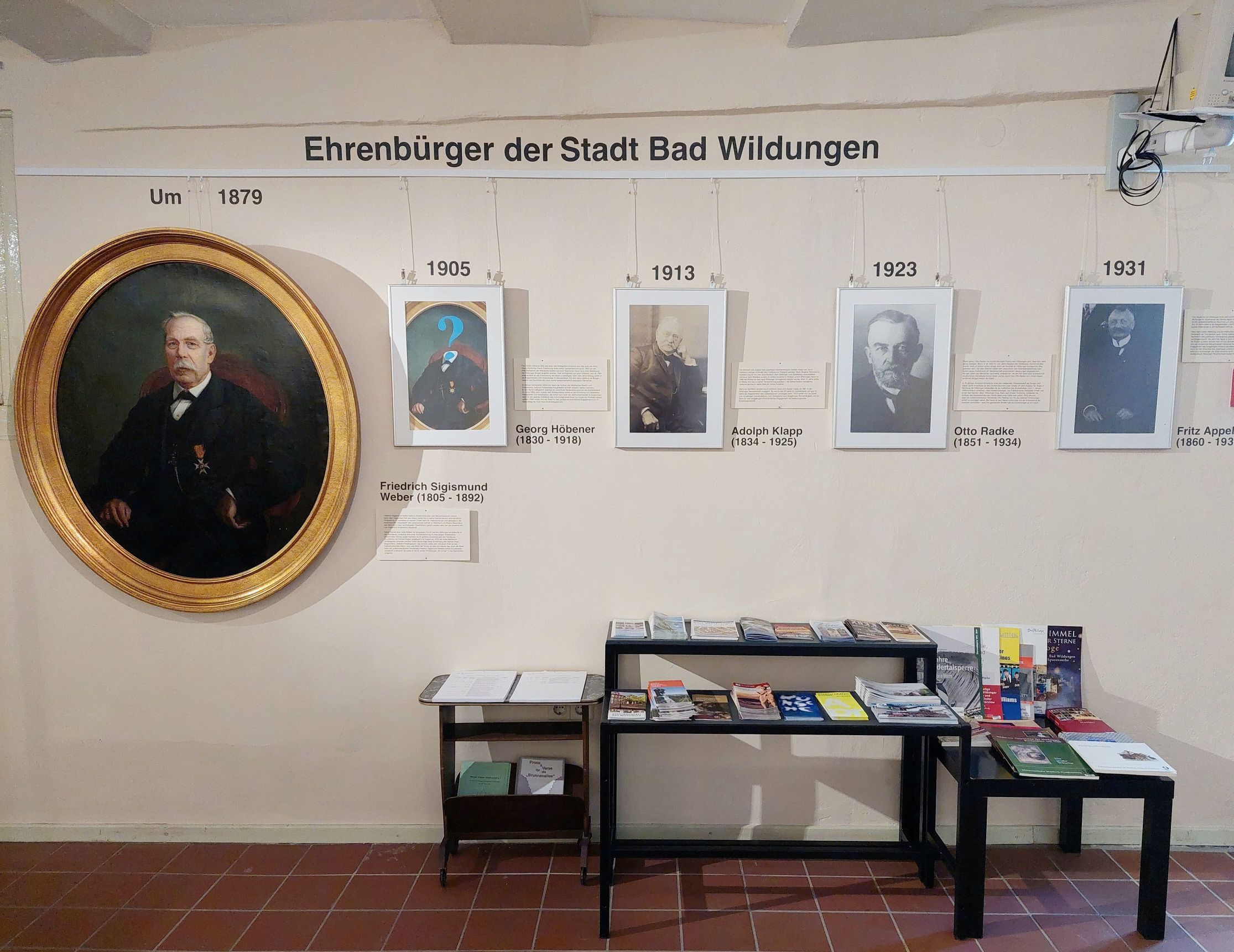 Bilder und Infotafeln zu verschiedenen Ehrenbürgern Bad Wildungens.