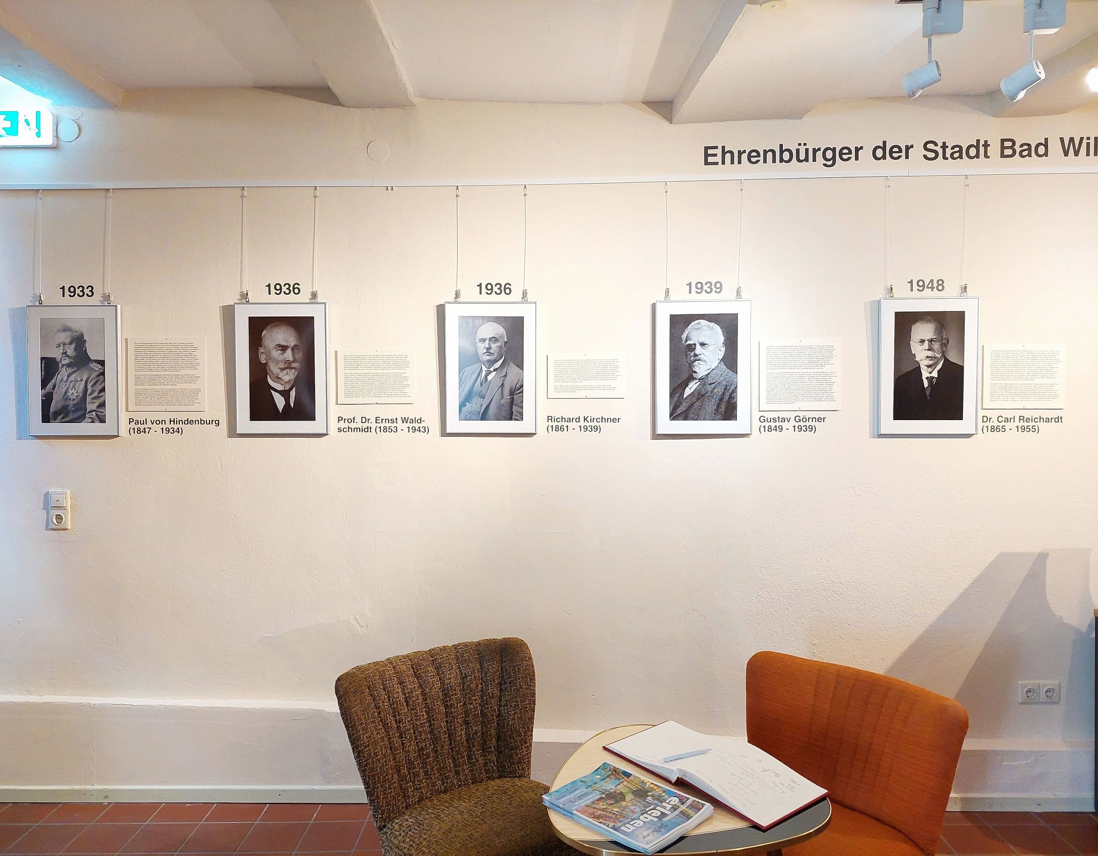 Bilder und Infotafeln zu verschiedenen Ehrenbürgern Bad Wildungens.