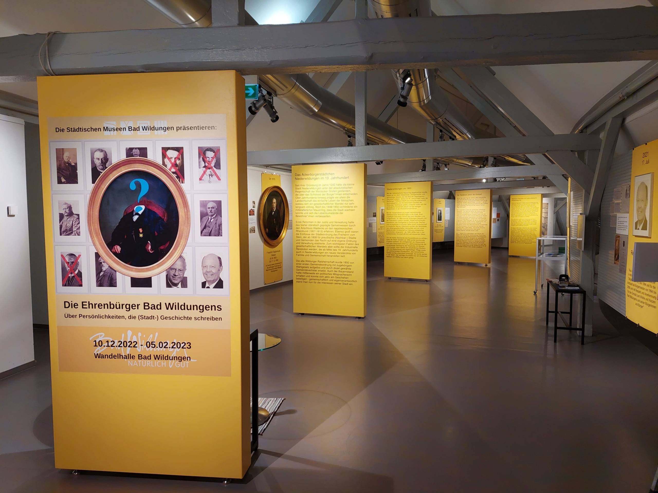 Blick in die Ausstellung Die Ehrenbürger Bad Wildungens.