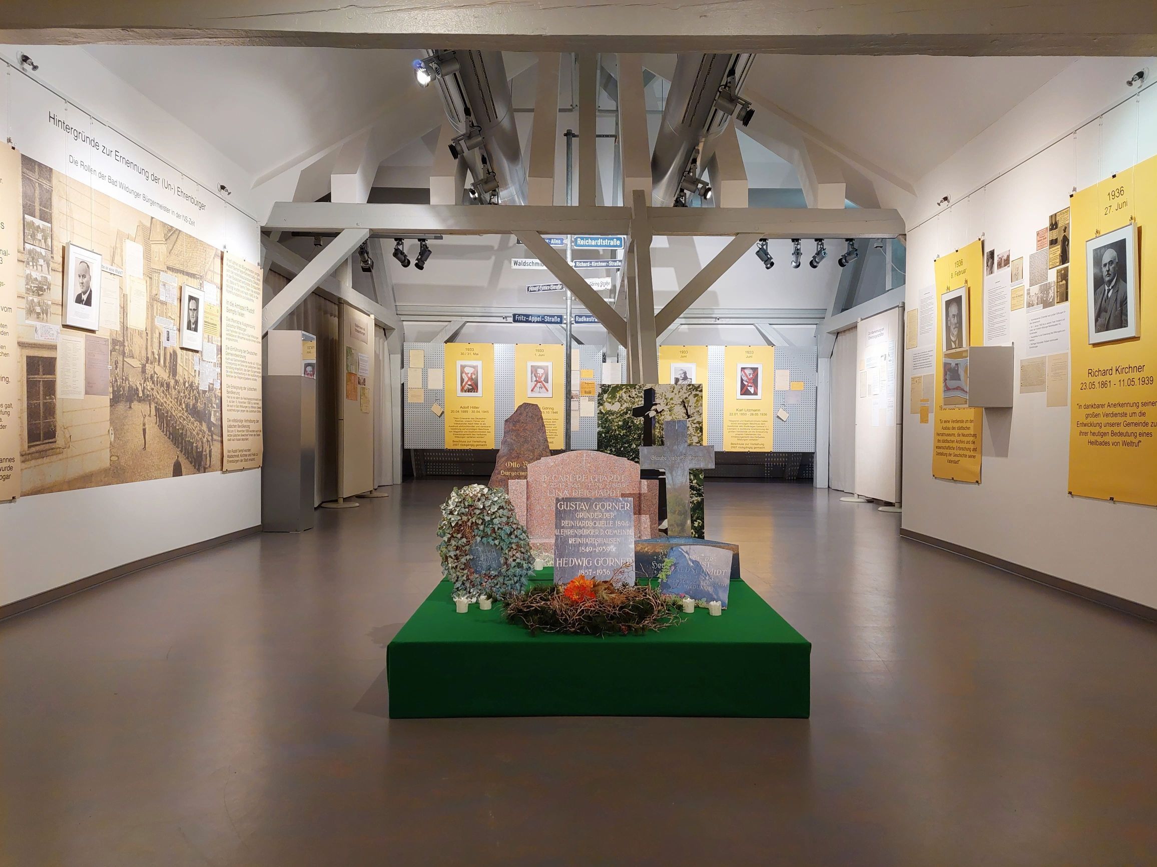 Blick in die Ausstellung Die Ehrenbürger Bad Wildungens.