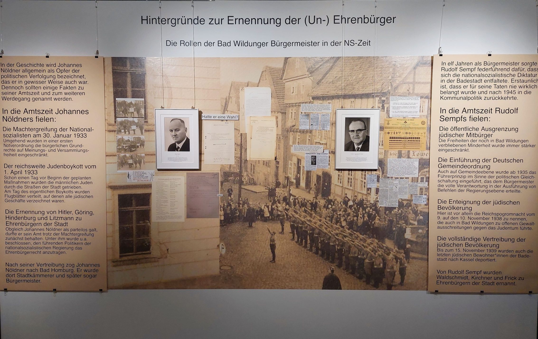 Infotafel in der Ausstellung Die Ehrenbürger Bad Wildungens zu dem Hintergründen der Ernennung.