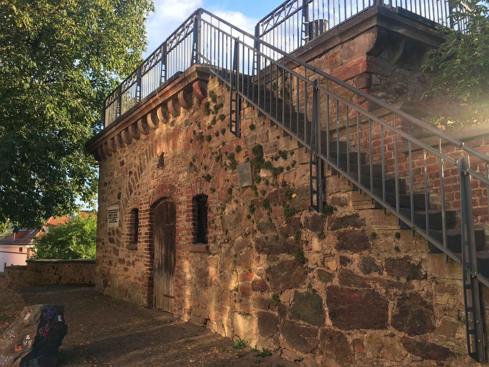 Blick auf das Altstadt Rondell bei sonnigem Wetter,