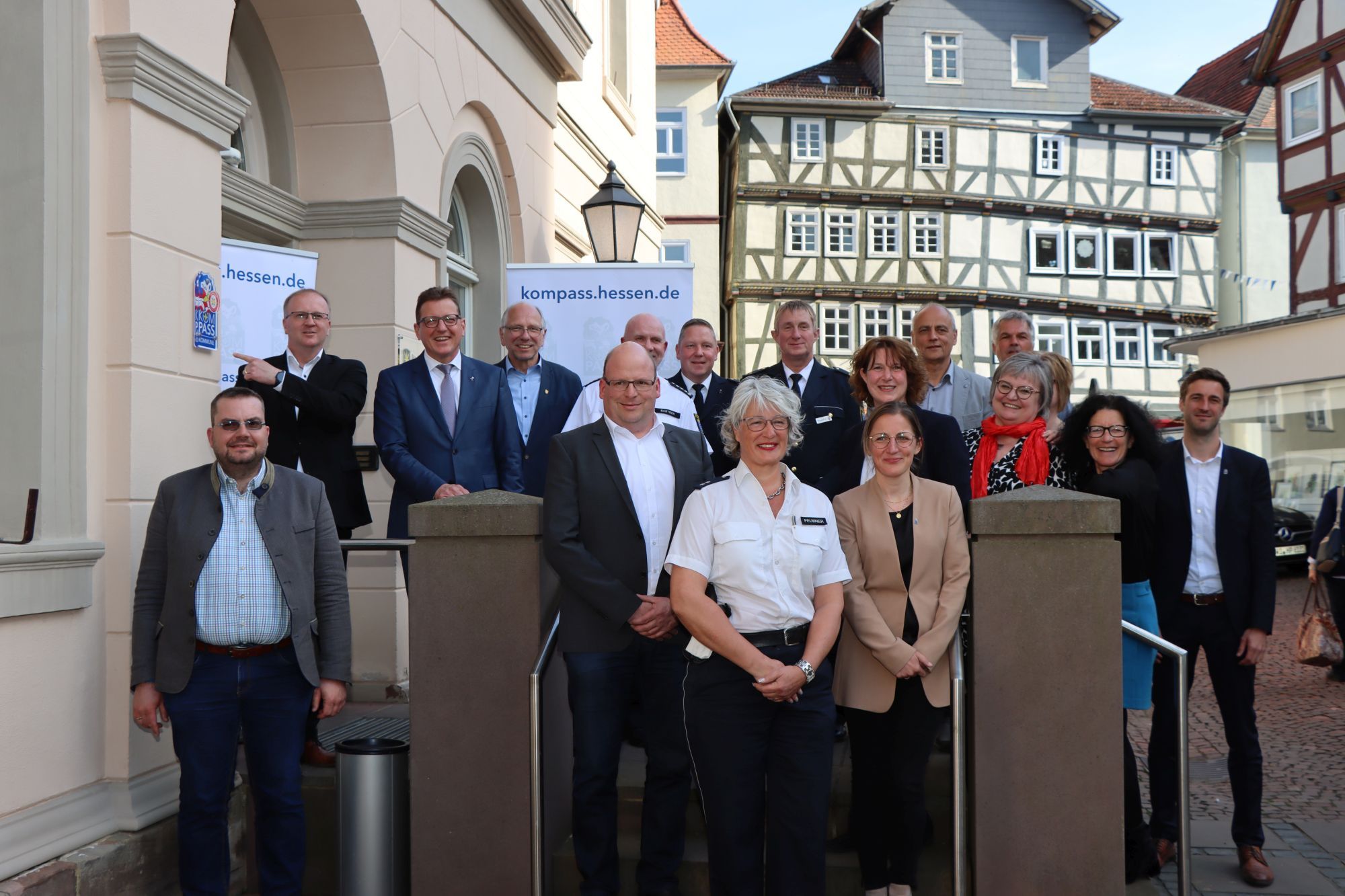 Viele Personen stehen am Eingang des Bürgerbüros zur Verleihung des "Kompass"-Siegels. Im Hintergrund stehen Banner mit der Aufschrift "kompass.hessen.de"