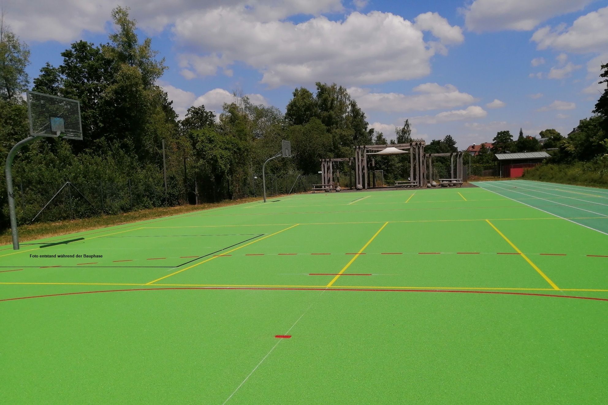 Der Sportplatz im Kurpark, welcher zum Großteil aus einem Basketballplatz besteht