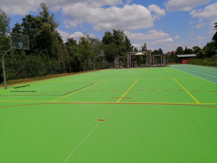 Der Sportplatz im Kurpark, welcher zum Großteil aus einem Basketballplatz besteht