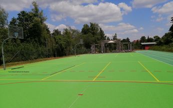 Der Sportplatz im Kurpark, welcher zum Großteil aus einem Basketballplatz besteht
