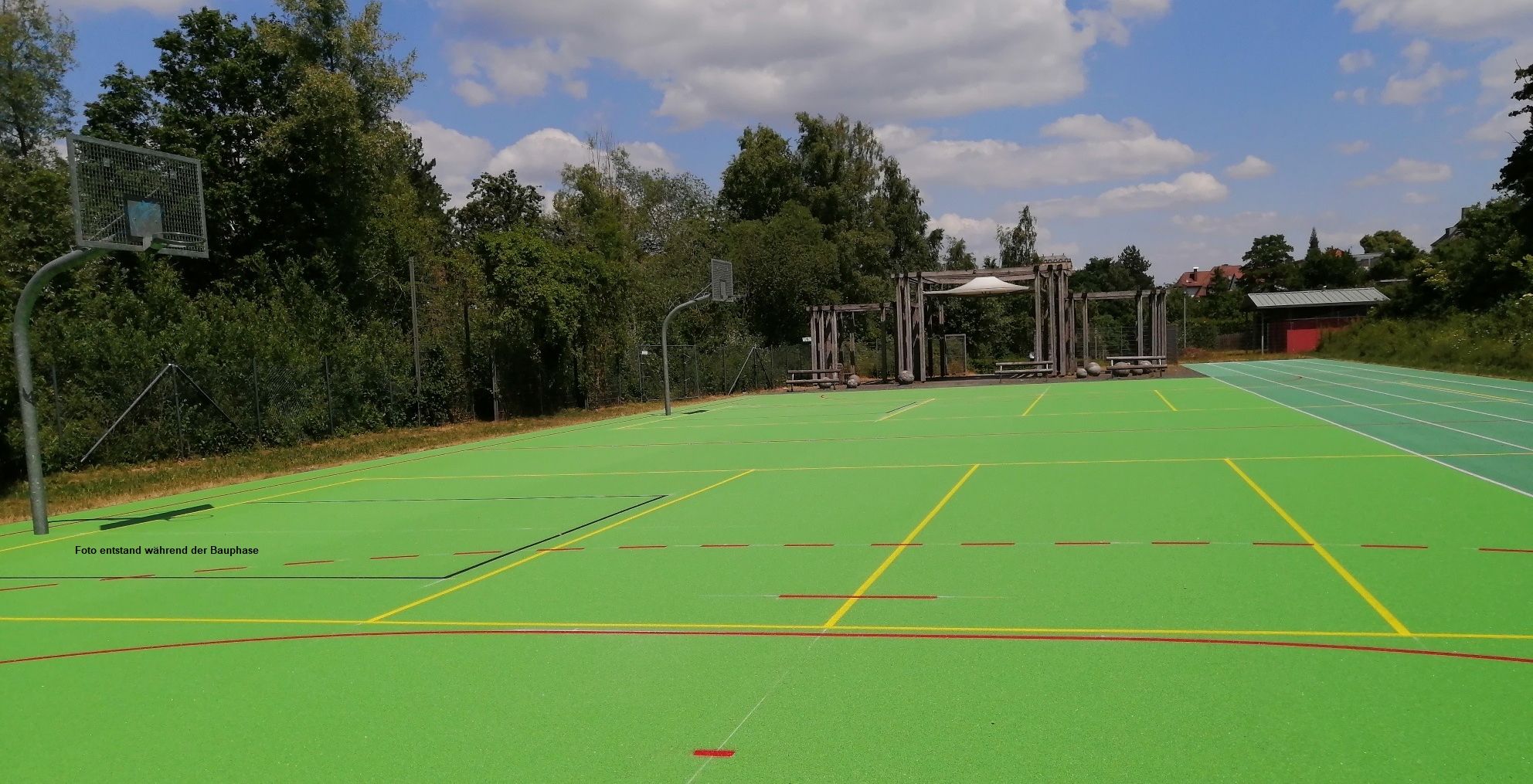 Der Sportplatz im Kurpark, welcher zum Großteil aus einem Basketballplatz besteht
